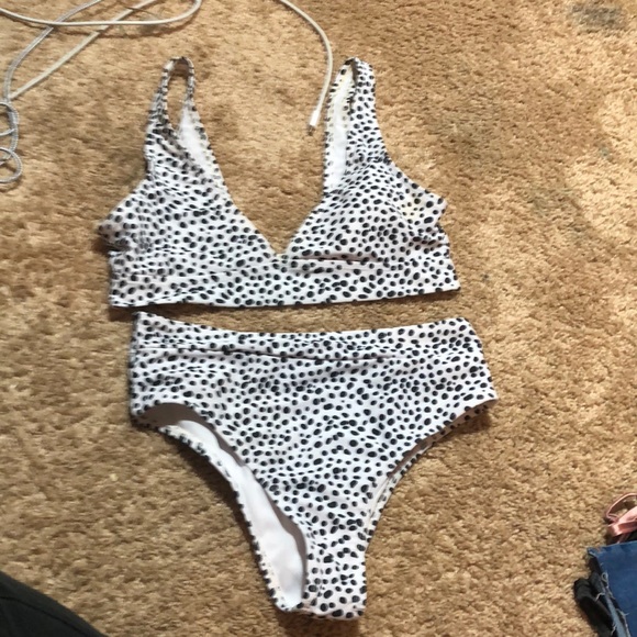 Bikini - Picture 1 of 1